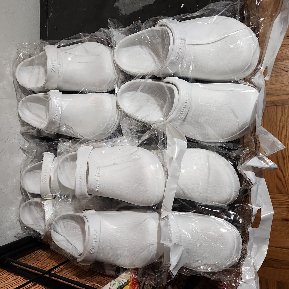 NOTHINZ Unisex White Clogs NIP